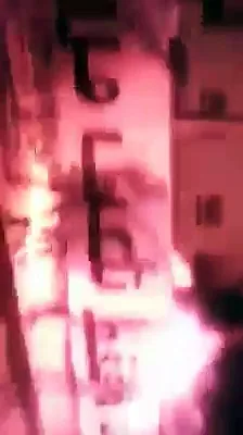 شاهد من أمام فندق لاعبو الزمالك شتائم بأقذر الألفاظ من جمهور الزمالك للاعبيه  ورسائل نارية وأغاني مهينه