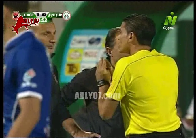 شاهد مسخرة السنين لقطة المباراة ماذا قال مدرب الاهلي للحكم تعليقا على حديثه في الهاتف اثناء المباراة