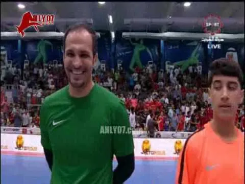 شاهد كاملا احتفاء جنوني بمحمد أبو تريكة وأبناؤه لحظة نزوله والنداء عليه وتكريمه بالعبايه ويمسك قميص مصر وسيلفيات الجماهير