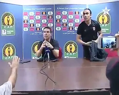 عاجل شاهد خناقة نارية وانفعال بسبب اليد لحسام البدري في المؤتمر الصحفي بعد محاولته التحايل امام الصحفيين وتشبيك يديه ضد القناة القطريه
