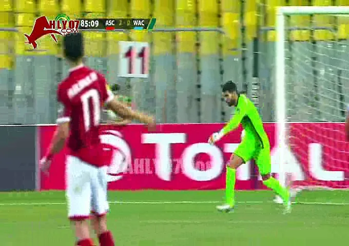 شاهد حصريا عاصفة تشجيع جماهير الاهلي لعماد متعب عند اقترابه من النزول في مباراة الأهي و الوداد