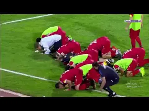 شاهد انهيار المعلق السوري على الهواء بعد ان كان يائس ولحظة احراز الهدف القاتل للسومه الذي حجز به مقعد في ملحق تصفيات كأس العالم