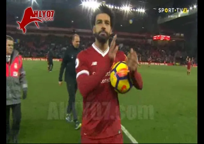 شاهد محمد صلاح يحتفظ بالكرة التاريخية التي احرز بها أول سوبر هاتريك في تاريخه بالدوري الانجليزي في مباراة ليفربول وواتفورد