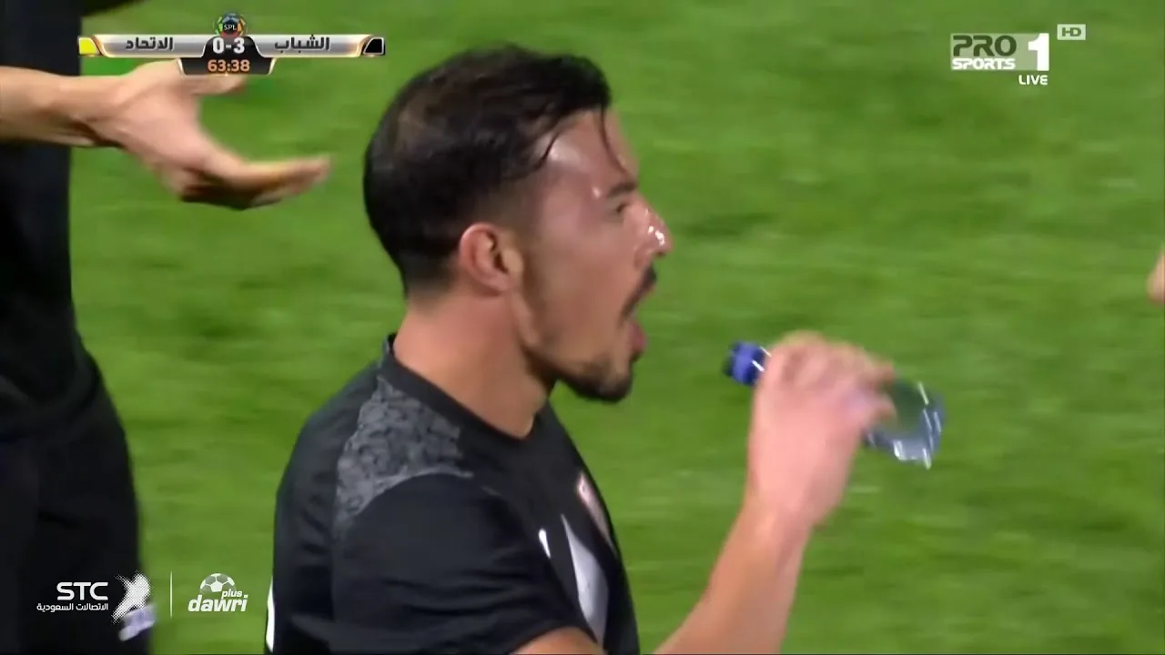 شاهد عمرو بركات لاعب الأهلي المعار يصنع الهدف الثالث للشباب في مرمى اتحاد جده بطريقة روعه في الدوري السعودي