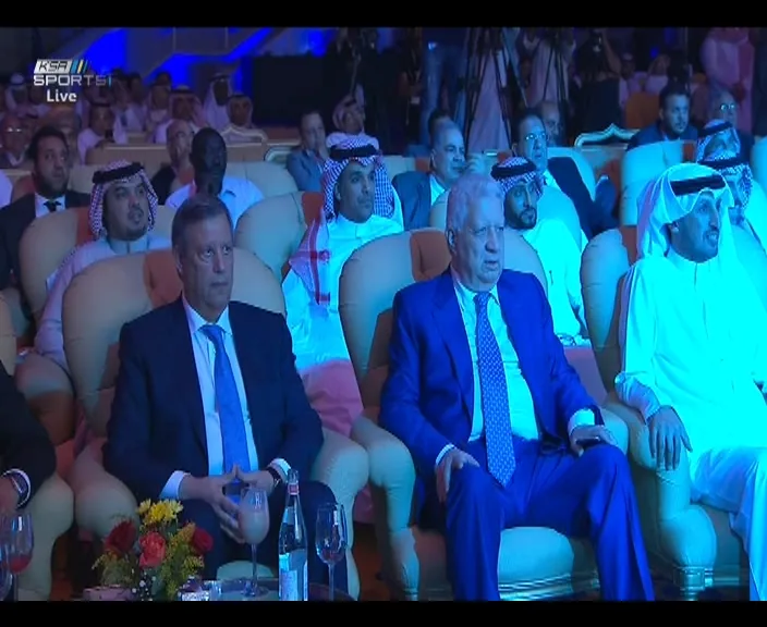 شاهد واقعة الكاميرات تلتقط لفظ خارج لمرتضى منصور أثناء قرعة بطولة العرب شلبي : الزمالك مع مين ومرتضى يرد مع أمك