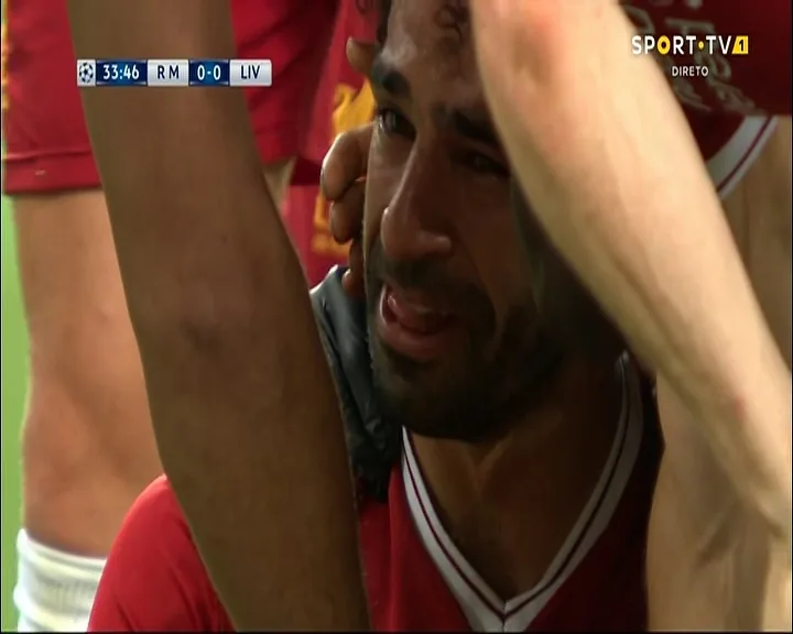 شاهد كيف تمت اصابة محمد صلاح بمنتهى الانحطاط ودموع ساخنة ومواساة رونالدو في نهائي دوري أبطال أوروبا