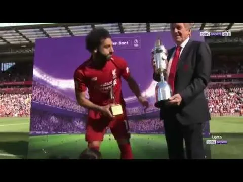 شاهد محمد صلاح يتوج بجائزتين أفضل لاعب والحذاء الذهبي بعد انتهاء الموسم تتويجا بهداف الدوري الانجليزي مع مكه