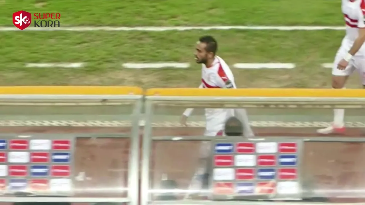 شاهد محمود كهربا يبصف على جماهير الزمالك في مباراة بترو اتليتيكو في الكونفيدرالية